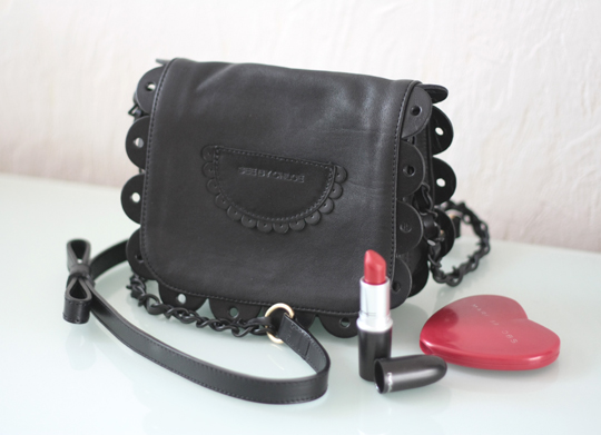 http://www.tokyobanhbao.com/wp-content/uploads/2012/05/see-by-chloe-bag-poya-black-rouge-mac.jpg